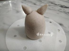 分别抹水，粘在圆柱上，当耳朵。