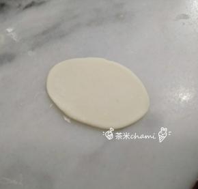 白面团5克，擀成椭圆形。