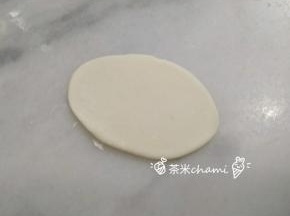 白面团5克，擀成椭圆形。