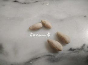 再搓出两个1.5克的水滴当小手，两个2克的水滴当脚。