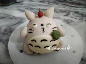 接着竹炭粉再搓出胡子，嘴巴和肚皮上的条纹。加上绿叶和红果子。全部做好后，再发酵30分钟左右。夏天天气热，看状态，轻按回弹，就可以上炉蒸，蒸十分钟。