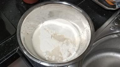 面粉、水、糖、酵母放盆里