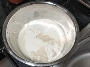 面粉、水、糖、酵母放盆里