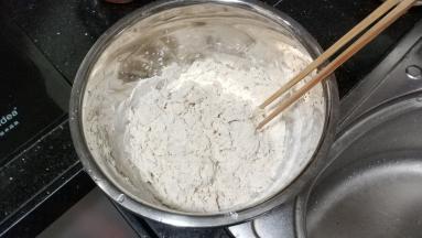 用筷子搅拌均匀