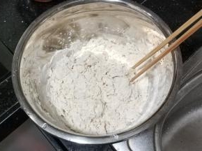 用筷子搅拌均匀