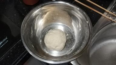 再揉到三光状态，最好揉到面团光滑