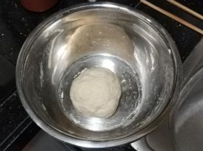 再揉到三光状态，最好揉到面团光滑