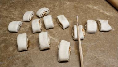 用筷子在中间压一压