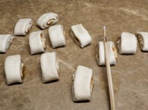 用筷子在中间压一压