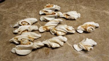 再像扭糖纸一样，如图