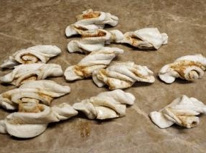 再像扭糖纸一样，如图