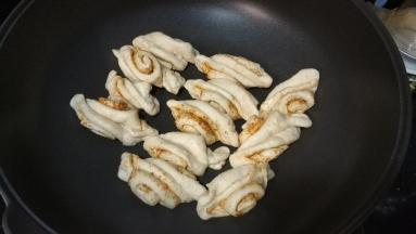 开火，沿锅边里慢慢倒入油煎至底部微黄