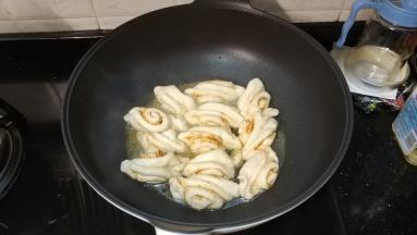 再沿锅边倒入半碗水，盖上盖子至水烧干