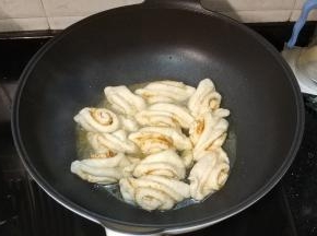 再沿锅边倒入半碗水，盖上盖子至水烧干