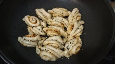 煎熟后洒入熟芝麻或葱花装饰