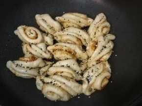 煎熟后洒入熟芝麻或葱花装饰