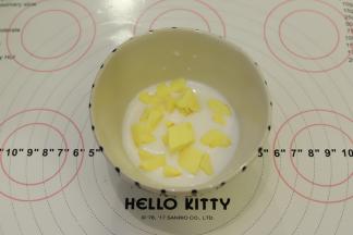 牛奶、柠檬汁和黄油一起称重，放入碗中备用。