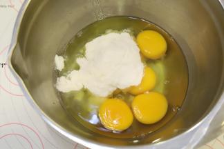 磕入鸡蛋，细砂糖加入蛋液内，手动打蛋器拌至糖化。