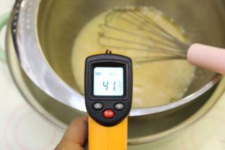隔热水将蛋液加热至40度左右。