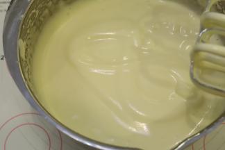 电动打蛋器中高速打发全蛋液，大概4分钟后停止检查蛋液，写好“8”字后不易消失。