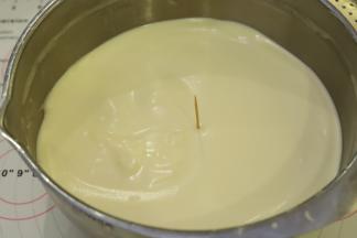 电动打蛋器转为低速，开始整理气泡，大概4分钟左右，插入牙签，缓慢倒下即可。