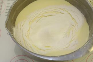 筛入低筋面粉，翻拌手法拌至无干粉