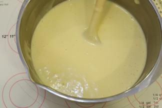 同样翻拌的手法混合蛋糕糊，最后为细腻有光泽的蛋糕糊。