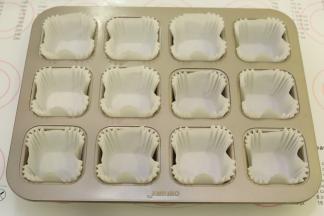 准备一个12连的方形蛋糕模，放入方形纸托。