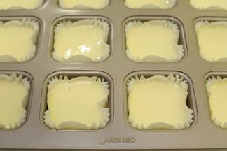 把蛋糕糊倒入纸杯中，8、9分满。