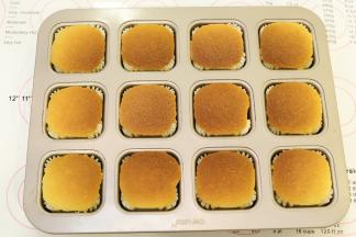 烤制好的蛋糕移出模具，放晾架上放凉。