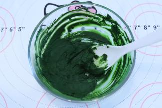 抹茶粉和水混合均匀。