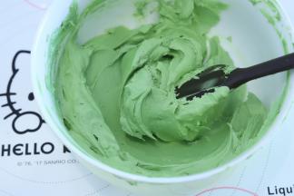 奶油奶酪室温软化，加入淡奶油、糖粉和混合好的抹茶，电动打蛋器打发均匀。