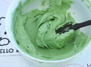 奶油奶酪室温软化，加入淡奶油、糖粉和混合好的抹茶，电动打蛋器打发均匀。