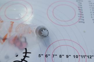 准备一个8齿裱花嘴，裱花袋剪一小口，放入裱花嘴。