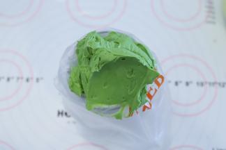 抹茶奶油装入裱花袋内。