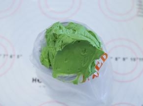 抹茶奶油装入裱花袋内。