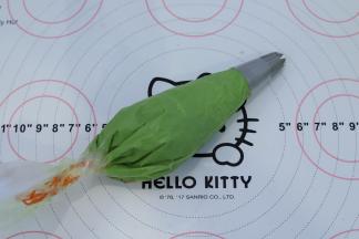 挤掉袋内的空气，旋紧裱花袋。