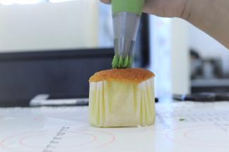 从中间开始旋转式挤好抹茶奶油。