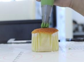 从中间开始旋转式挤好抹茶奶油。