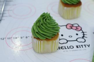 挤好所有的杯子蛋糕。