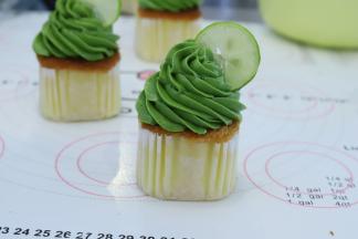 切一小片柠檬片装饰蛋糕，最后表面洒上少许的防潮糖粉即可。