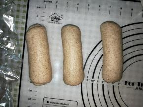 擀长型，从上往下卷起，松弛10分钟。（利用这时间清洗模具）