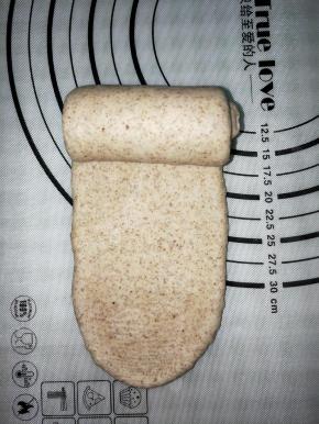 二次擀平不宜过长，卷起