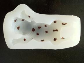 黑巧克力融化后挤到模具的眼睛和鼻子部位，身体各处的斑点自由发挥，挤好后放冰箱冷冻一下，让巧克力固型