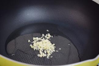 锅中倒入适量的食用油烧热，放入蒜末爆香，