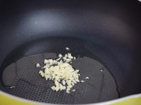 锅中倒入适量的食用油烧热，放入蒜末爆香，