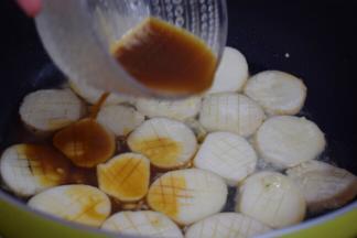 倒入刚才调好的酱汁