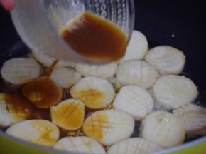 倒入刚才调好的酱汁