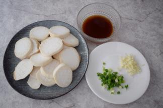 杏鲍菇洗净切厚片，大概2-3厘米，再在表面切十字刀花，两面都要切，不要切断了喔！蒜切末，葱切葱花，酱汁材料放入碗中调成酱汁备用