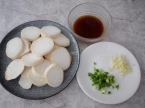 杏鲍菇洗净切厚片，大概2-3厘米，再在表面切十字刀花，两面都要切，不要切断了喔！蒜切末，葱切葱花，酱汁材料放入碗中调成酱汁备用